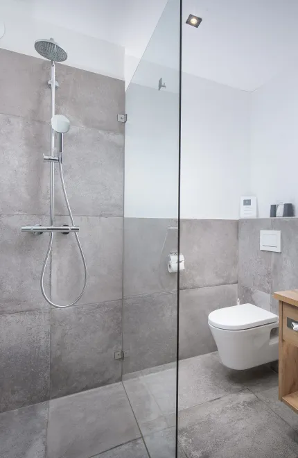 Helles, modernes Badezimmer in Grautönen