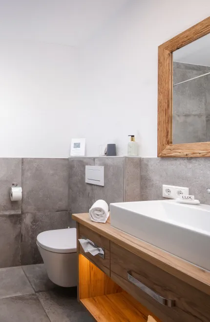 Modernes, helles Badezimmer in Grautönen