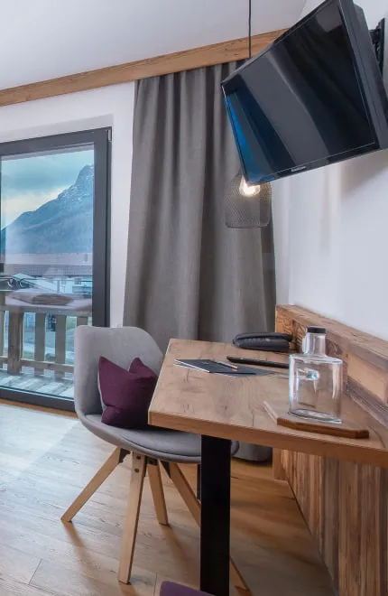 Sitzgelegenheit in hellem, modernem Schlafzimmer mit Einzelbett
