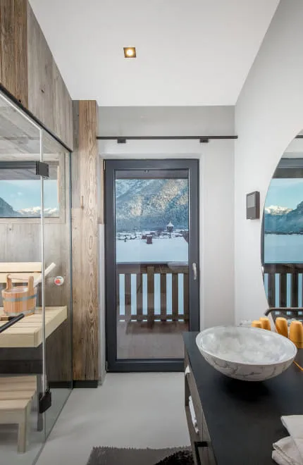 Modernes Badezimmer mit Sauna und Balkon