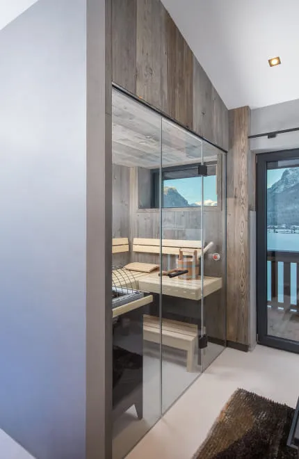 Großzügiges, modernes Badezimmer mit Walk-in Dusche und angrenzender Sauna